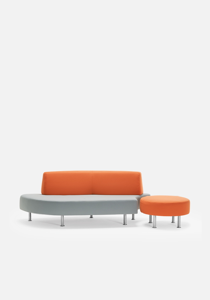 Byte: incontro di segmenti, linee e curve, abbinate al contrasto di colori, una soluzione d’arredo funzionale e personalizzata.