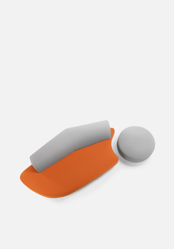 Byte: incontro di segmenti, linee e curve, abbinate al contrasto di colori, una soluzione d’arredo funzionale e personalizzata.