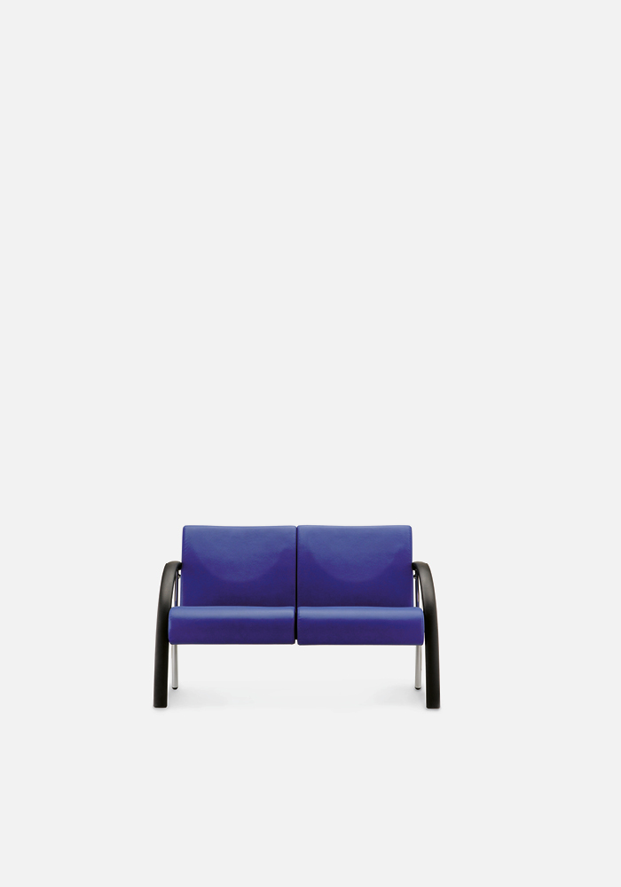 Il design ricercato e raffinato dei braccioli contraddistingue Artex per la sua originalità. La poltrona e i divani sono realizzati con monoscocche in schiumato a freddo.