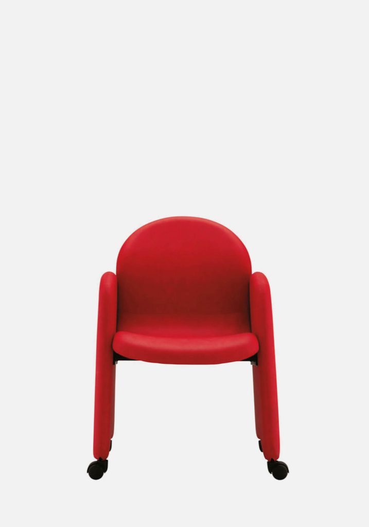 Poltrona ergonomica adatta a piccoli e grandi spazi. Accessoriabile di tavoletta scrittoio in ABS nera.