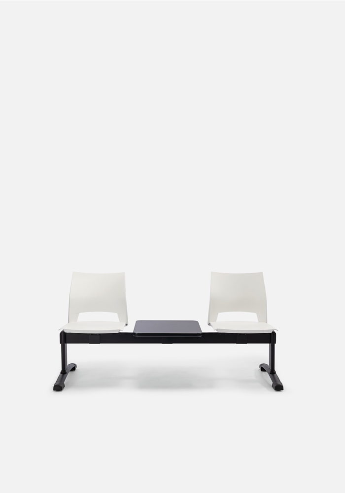 Molteplici cromie e accessori per garantire soluzioni di massimo comfort in diversi contesti di lavoro e attesa